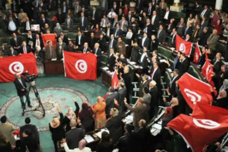 
	Deputados da Assembleia Nacional Constituinte tunisiana comemoram nova Constitui&ccedil;&atilde;o: ela j&aacute; estava dispon&iacute;vel na noite desta segunda em livraria do centro da capital
 (AFP)