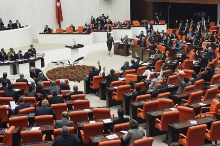 Parlamento da Turquia decide sobre guerra com Síria: "Não é uma moção a favor da guerra. Aprovamos a medida caso necessitemos no futuro", disse o vice-premiê (REUTERS)