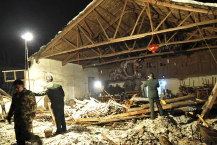 Equipes de resgate em local de desabamento na China: o teto da construção caiu no meio da cerimônia (Stringer/Reuters)