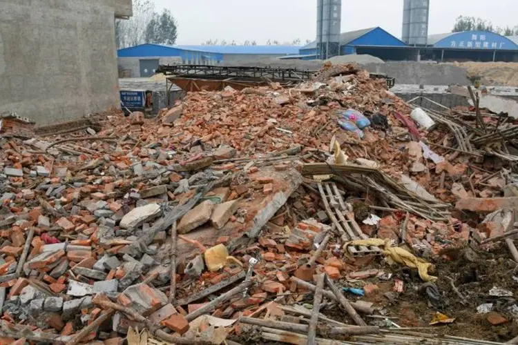 
	Destro&ccedil;os do pr&eacute;dio que desabou em Henan, na China: acidente ocorreu quando trabalhadores faziam reformas
 (ChinaFotoPress/Getty Images)