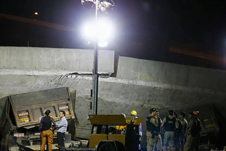 Veículos presos na ponte que caiu em Belo Horizonte (REUTERS/Ivan Alvarado)