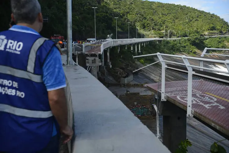 
	Desabamento de parte da ciclovia Tim Maia: o pedido n&atilde;o &eacute; de simples libera&ccedil;&atilde;o do uso da ciclovia, mas sim de permiss&atilde;o para que seja reconstru&iacute;do o trecho que ruiu, diz desembargador
 (Fernando Frazão/ Agência Brasil)