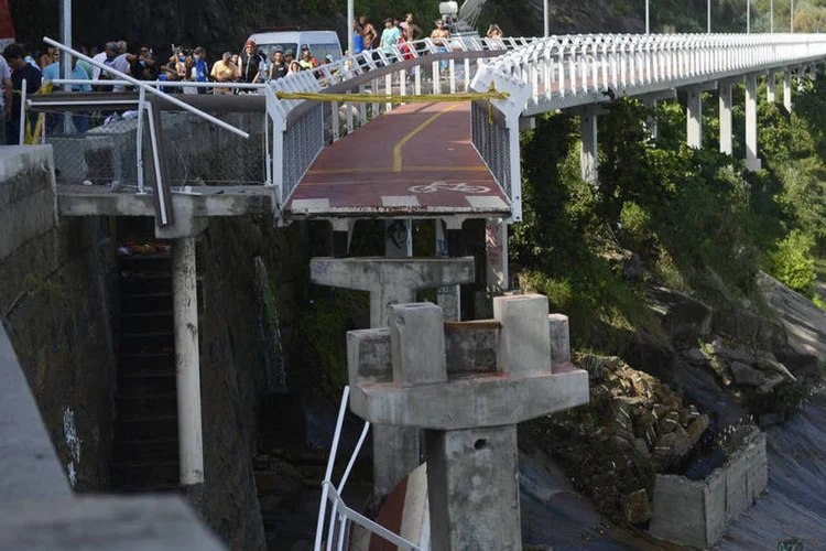 
	Ciclovia: &quot;O fator determinante da ocorr&ecirc;ncia do acidente se deveu &agrave; a&ccedil;&atilde;o de fortes ondas que atingiram as lajes apoiadas pelos pilares 48, 49 e 50&quot;
 (Fernando Frazão/ Agência Brasil)