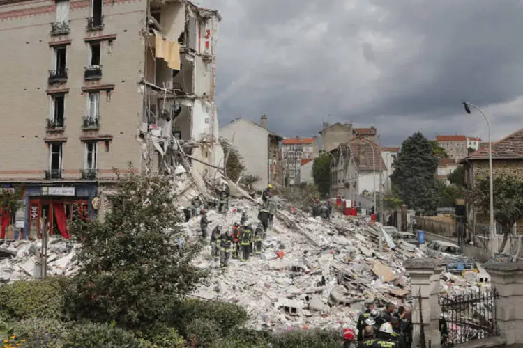 Bombeiros franceses durante buscas nos destroços de um prédio após explosão (Christian Hartmann/Reuters)