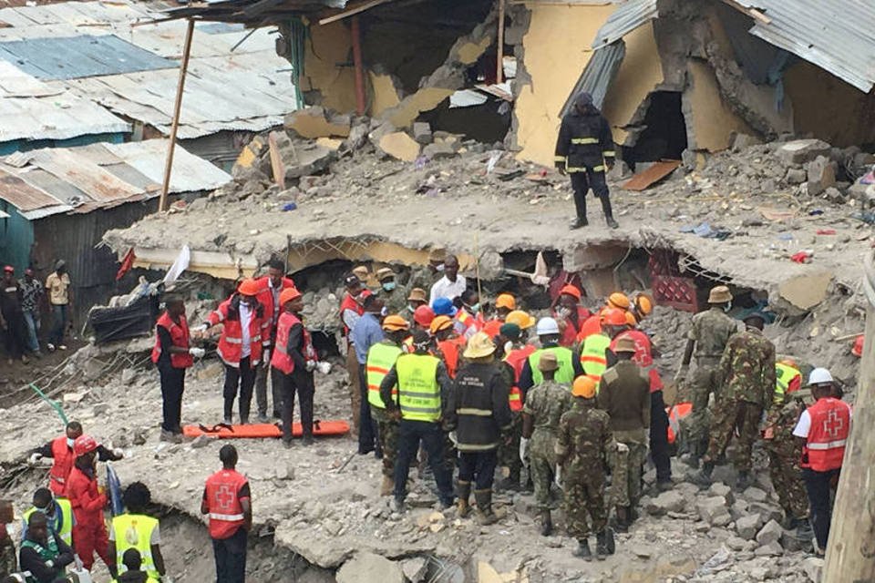 Quênia derruba prédios ilegais após desabamento que matou 42