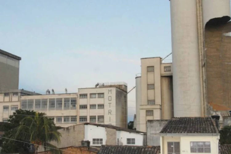Desabamento ocorrido no Moinho Motrisa, localizado no bairro Poço: buscas continuam sendo feita na área ao redor da torre de alimentos que caiu (Direitos reservados Olival Santos/Divulgação Secretaria de Saúde)