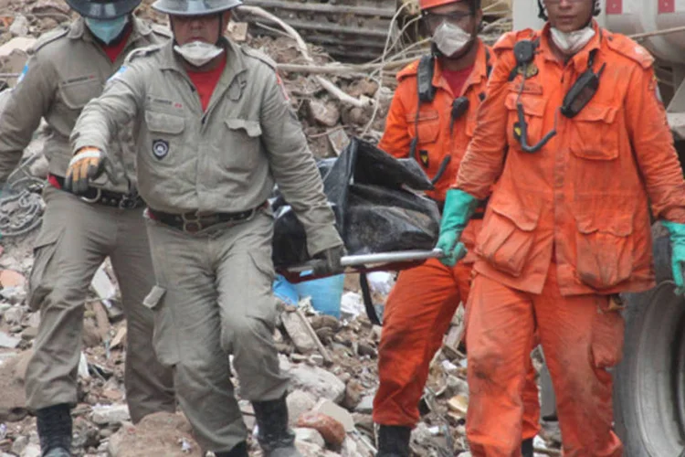 Os bombeiros ainda buscam cinco corpos que podem ter sido levados, equivocadamente, ao depósito da Comlurb, junto com os entulhos (Vladimir Platonow/Abr)