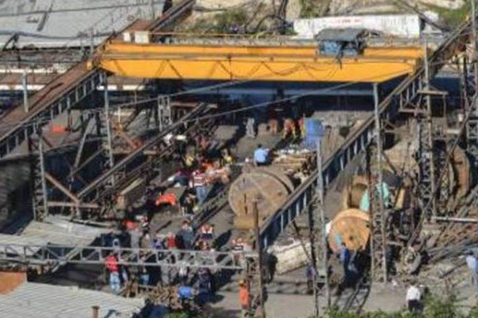 Desabamento de mina na Turquia deixa trabalhadores presos