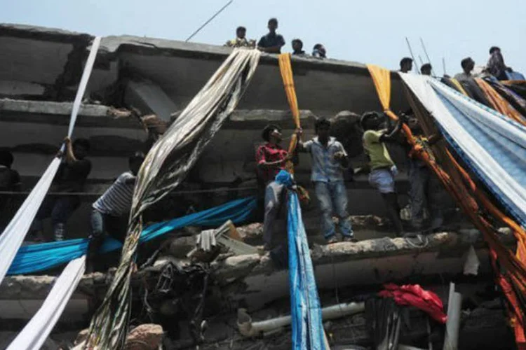 
	800 pessoas morreram no desabamento de um edif&iacute;cio de oito andares que abrigava f&aacute;bricas de confec&ccedil;&atilde;o nas proximidades da capital de Bangladesh, Dacca
 (AFP / Munir Uz Zaman)
