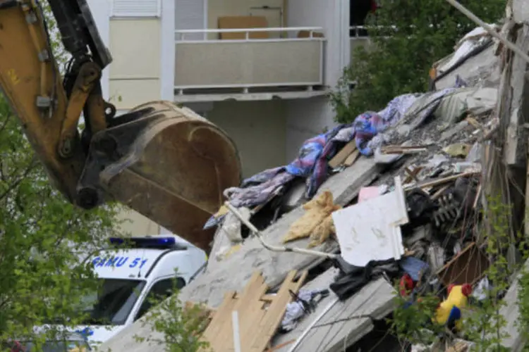 Escavadeira retira escombros após desabamento em prédio na cidade de Reims, na França (REUTERS/Pascal Rossignol)