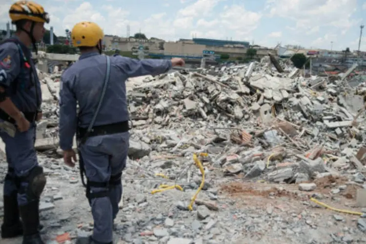 
	Desabamento em Guarulhos: 12 viaturas, 36 homens e dois c&atilde;es farejadores continuam vasculhando os escombros no local
 (Agência Brasil)