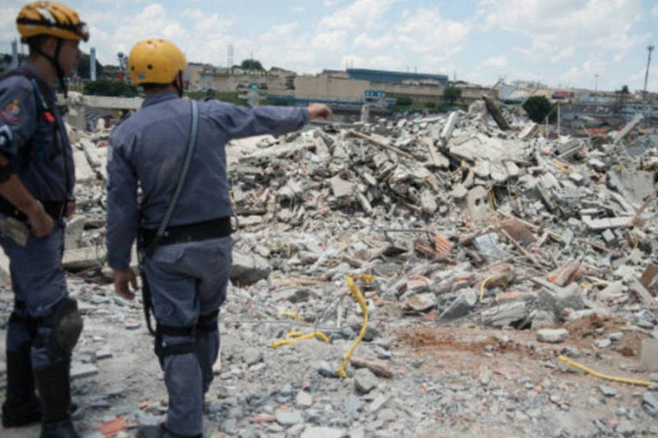 Bombeiros mantêm buscas em desabamento em Guarulhos