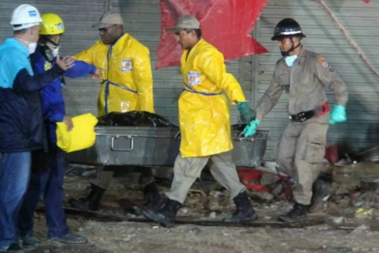 Os bombeiros continuam vasculhando a montanha de entulhos com o auxilio de máquinas e cães farejadores (Vladimir Platonow / Agência Brasil)