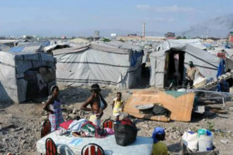 Campo de desabrigados em Porto Príncipe: pouco mais de 170.000 haitianos continuam vivendo em acampamentos, em condições precárias e, às vezes, sob a ameaça de serem expulsos (AFP)