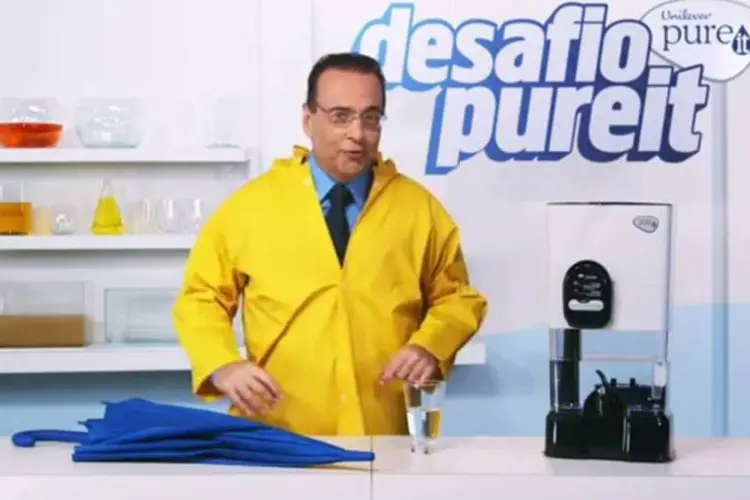 No primeiro episódio, o purificador será testado ao filtrar água da chuva, para comprovar que o produto consegue remover 99,9% dos parasitas (Reprodução)