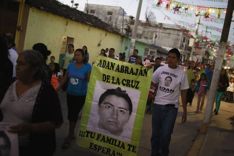 
	Manifestante carrega foto de estudante desaparecido no M&eacute;xico
 (Jorge Dan Lopez/Reuters)