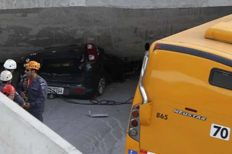 
	Equipes de resgate trabalham para retirar um carro debaixo do viaduto que desabou em Belo Horizonte
 (Carlos Greco-DYN/Reuters)