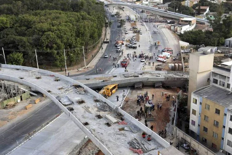 
	Equipes de resgate trabalham para retirar um carro debaixo do viaduto que desabou em Belo Horizonte
 (Carlos Greco-DYN/Reuters)