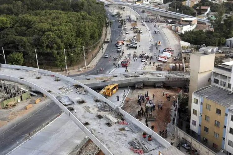 
	Viaduto cai em Belo Horizonte: acidente no viaduto matou duas pessoas e feriu 22
 (Carlos Greco-DYN/Reuters)