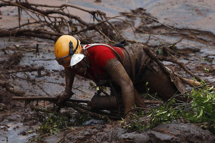 
	Equipe de resgate rasteja em lama &agrave; procura de v&iacute;timas em Mariana: a pedido do secret&aacute;rio, os volumes foram entregues pelos promotores nesta quinta-feira, 10
 (REUTERS/Ricardo Moraes)