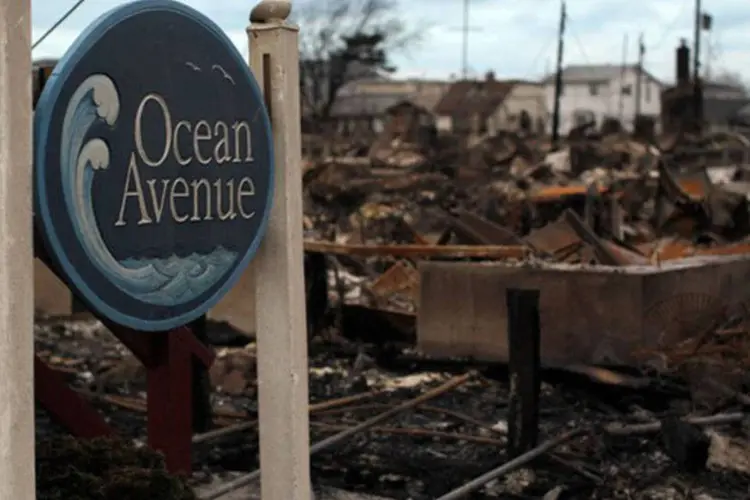 Área devastada em Breezy Point após a passagem do furacão Sandy em 31 de outubro
 (Mehdi Taamallah/AFP)