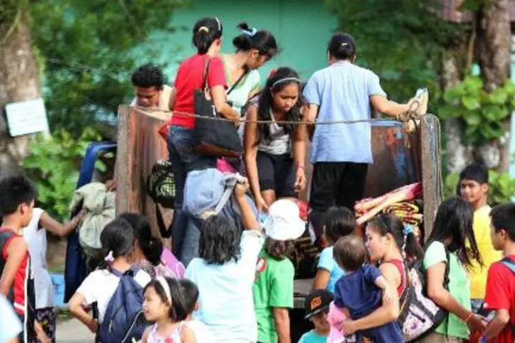 Filipinos chegam a Manila após abandonarem suas casas por causa da erupção de um vulcão (Charism Sayat/AFP)