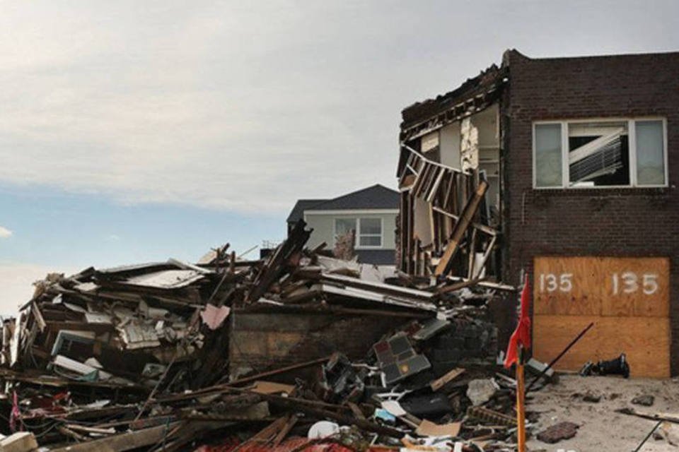 
	Casa destru&iacute;da em praia no Queens: os maiores danos produzidos em 2011 foram provocados pelo furac&atilde;o Sandy
 (Spencer Platt/AFP)