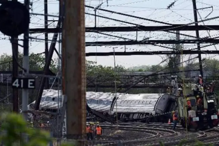 
	Trem da rede Amtrak que descarrilou na noite de ter&ccedil;a-feira, na Filad&eacute;lfia
 (Jewel Samad/AFP)