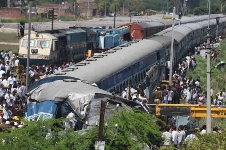 Ao menos 30 pessoas, entre elas duas crianças, morreram e mais de 50 ficaram feridas no descarrilamento de um trem no norte da Índia (STR/AFP)