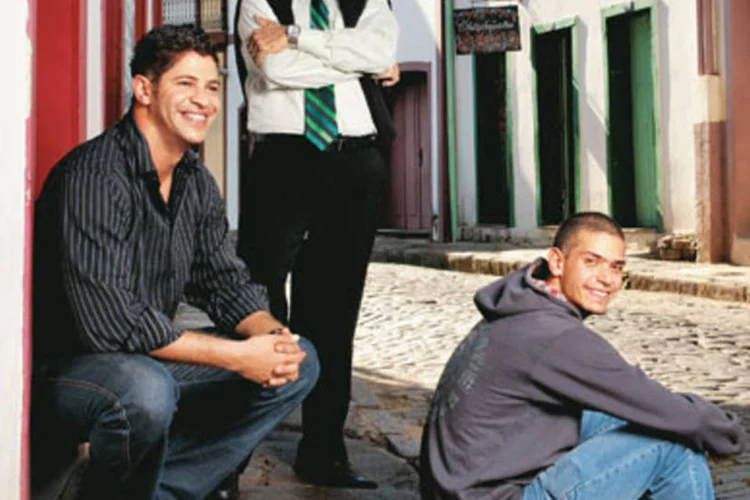 Luciano Borba (em pé), com o engenheiro Gustavo Grossi e o trainee Júlio César Silva, da RBC: Os funcionários compram os objetos usados ou decidem a quem doar (.)