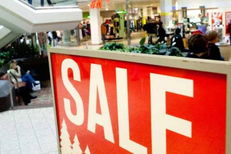 Placa de Sale em um shopping (Getty Images)