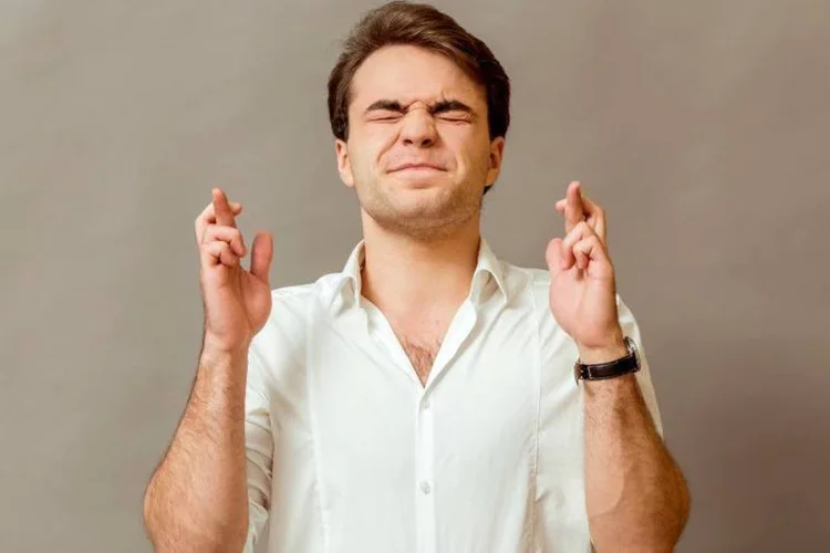 desejo-cruzando-os-dedos (Thinkstock/GeorgeRudy)