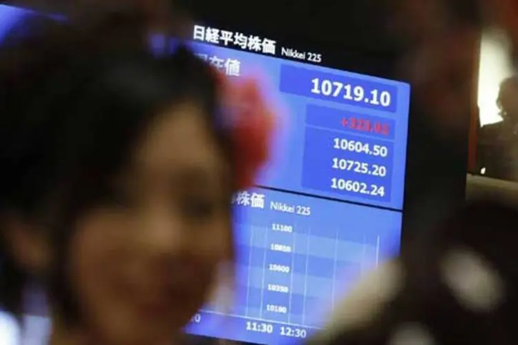 
	O Nikkei subiu at&eacute; os 10.793,42 pontos na abertura do mercadoo
 (REUTERS/Toru Hanai)