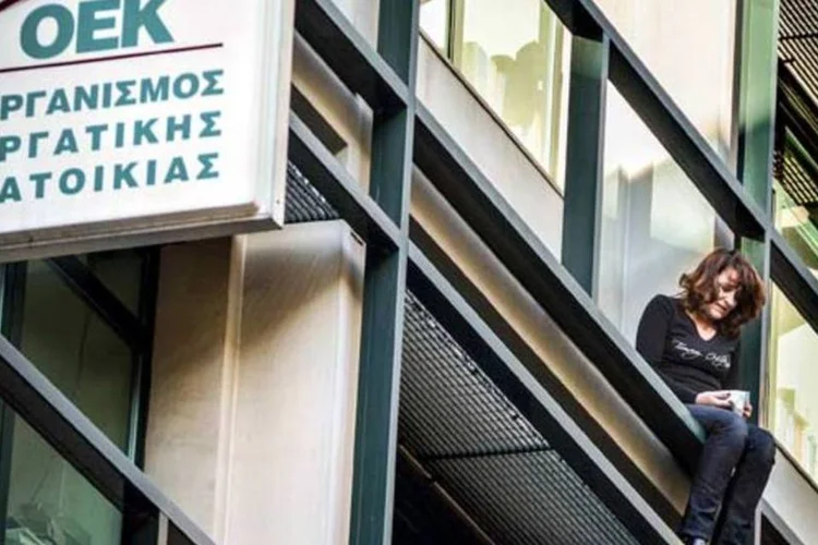 Uma desempregada ameaça se matar na Grécia: a taxa de suicídios cresceu 17% de 2007 a 2009 (Latinstock)