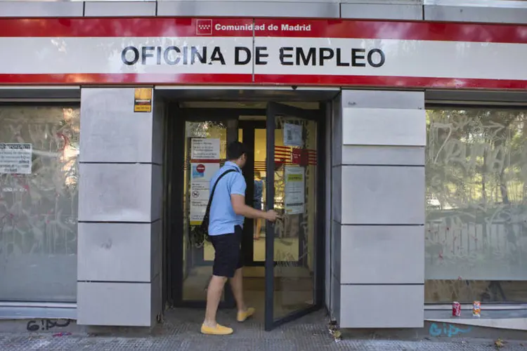 Desempregado entra em oficina de emprego na Espanha (Angel Navarrete/Bloomberg)