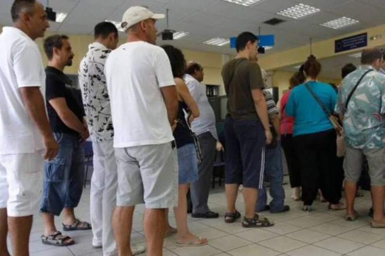 
	Fila de pessoas procurando emprego: instituto de estat&iacute;stica contabiliza 2,826 milh&otilde;es de desempregados na Fran&ccedil;a
 (John Kolesidis/Reuters)
