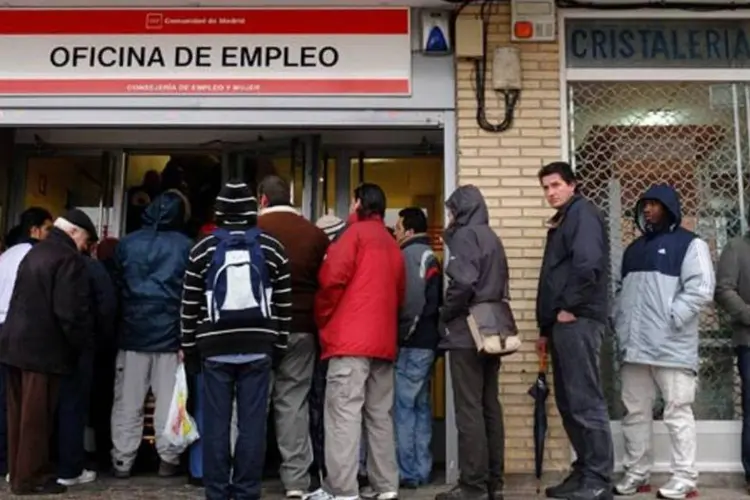 Fila do desemprego na Espanha: o emprego seguiu descendo, embora de forma "ligeiramente menos intensa" que no quarto trimestre de 2011 (Jasper Juinen/Getty Images)