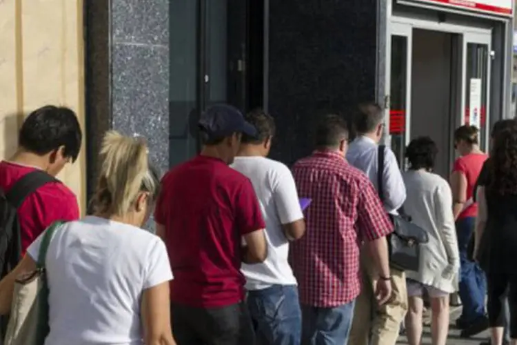 
	Fila em ag&ecirc;ncia de empregos da Espanha: o pa&iacute;s lidera a lista do desemprego, com um &iacute;ndice 25,1%
 (Dominique Faget/AFP)