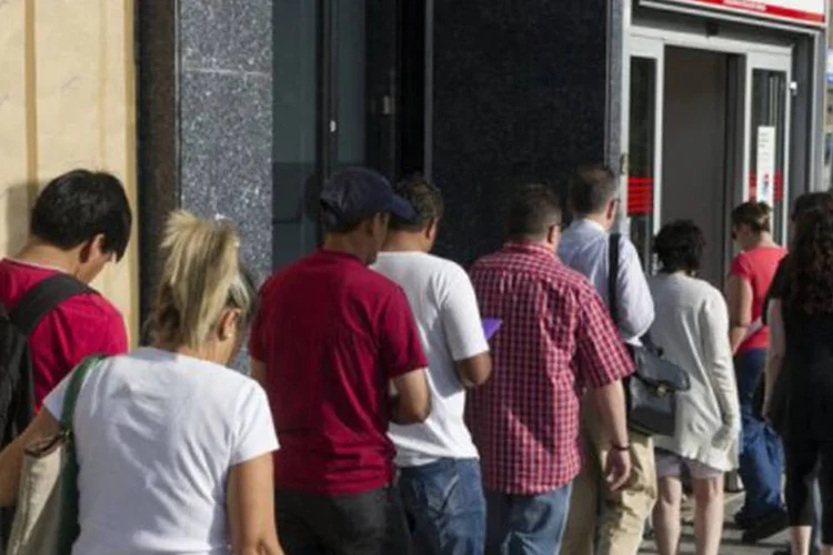 
	Fila em ag&ecirc;ncia de empregos da Espanha: economistas antecipam que o demprego no pa&iacute;s deve crescer ainda mais at&eacute; atingir o pico
 (Dominique Faget/AFP)