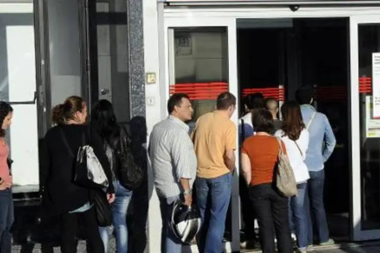 Pessoas são vistas na fila para entrar em uma agência de emprego em Madrid: país fechou 2014 com 4,45 milhões de desempregados (Dominique Faget/AFP)