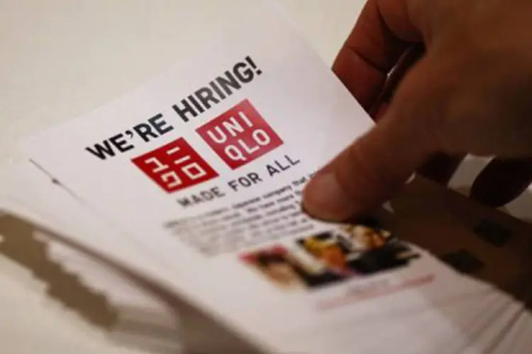 
	Desempregado pega um panfleto de empregos em San Francisco, Calif&oacute;rnia, nos EUA: a m&eacute;dia esperada pelos analistas era de 375.000 pedidos de subs&iacute;dios
 (Justin Sullivan/Getty Images/AFP)