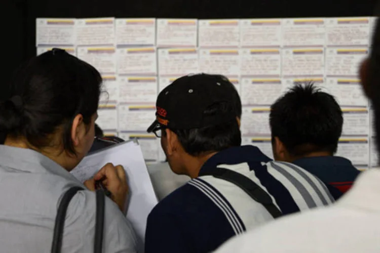 Desempregados procurando empregos em uma feira organizada pelo governo australiano, em Melbourne (Carla Gottgens/Bloomberg)