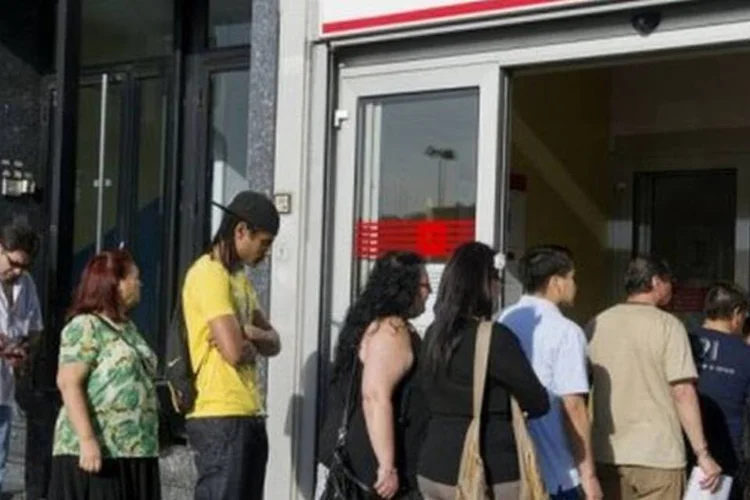 
	Fila de desempregados na Espanha: a taxa de pobreza de quem possui entre 16 e 64 anos chegou aos 21%, contra 19,4% de 2011
 (Dominique Faget/AFP)