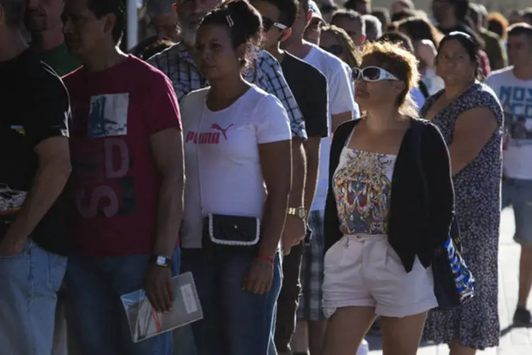 Espanhóis formam fila para entrar em uma agência de empregos de Madri (Angel Navarrete/Bloomberg)