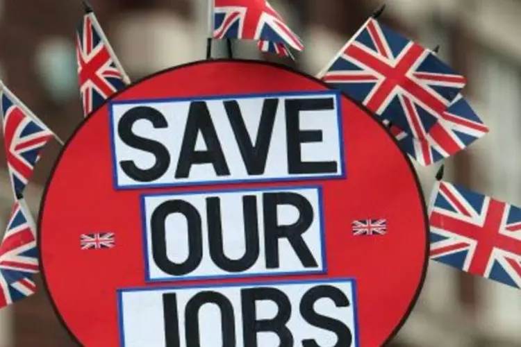 Placa com a frase ´Salvem nossos empregos`: desemprego ainda preocupa britânicos (.)