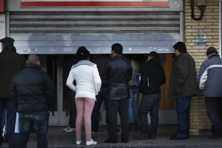 
	Pessoas esperam em fila em busca de empregos em Madri: o emprego na zona do euro totalizou 145 milh&otilde;es no per&iacute;odo de abril a junho
 (Susana Vera/Reuters)