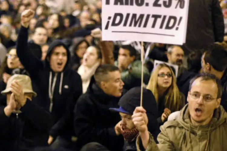 
	Manifestantes protestam contra o desemprego na Espanha: metade dos jovens na Gr&eacute;cia e Espanha est&atilde;o sem emprego
 (REUTERS/Sergio Perez)