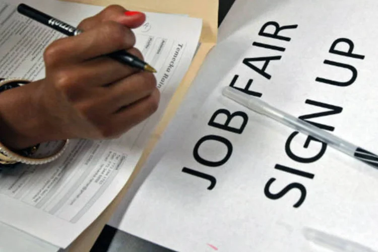 
	Feira de emprego: pedidos iniciais do benef&iacute;cio estatal ca&iacute;ram 9 mil para um dado ajustado sazonalmente de 323 mil
 (Tim Boyle/Bloomberg)