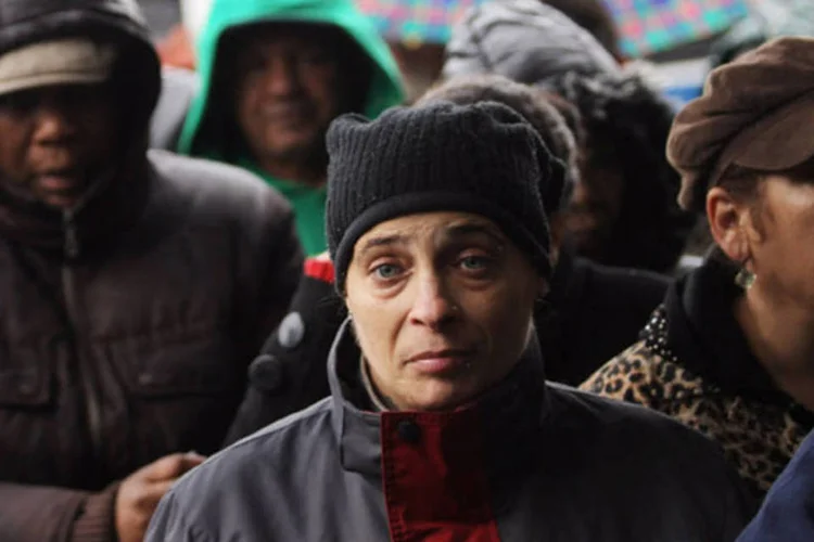 Pessoas esperam em fila para receber casacos arrecadados pelo New York Cares, centro de apoio criado para auxiliar na recuperação dos prejuízos causados pela supertempestade Sandy (Getty Images/ Mario Tama)