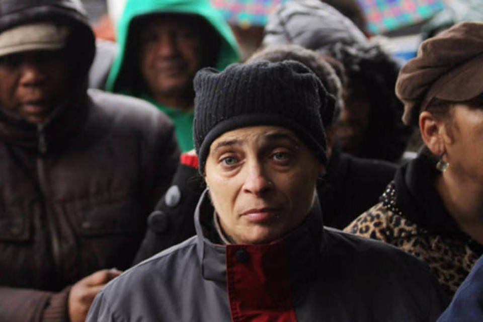 Pessoas esperam em fila para receber casacos arrecadados pelo New York Cares, centro de apoio criado para auxiliar na recuperação dos prejuízos causados pela supertempestade Sandy (Getty Images/ Mario Tama)